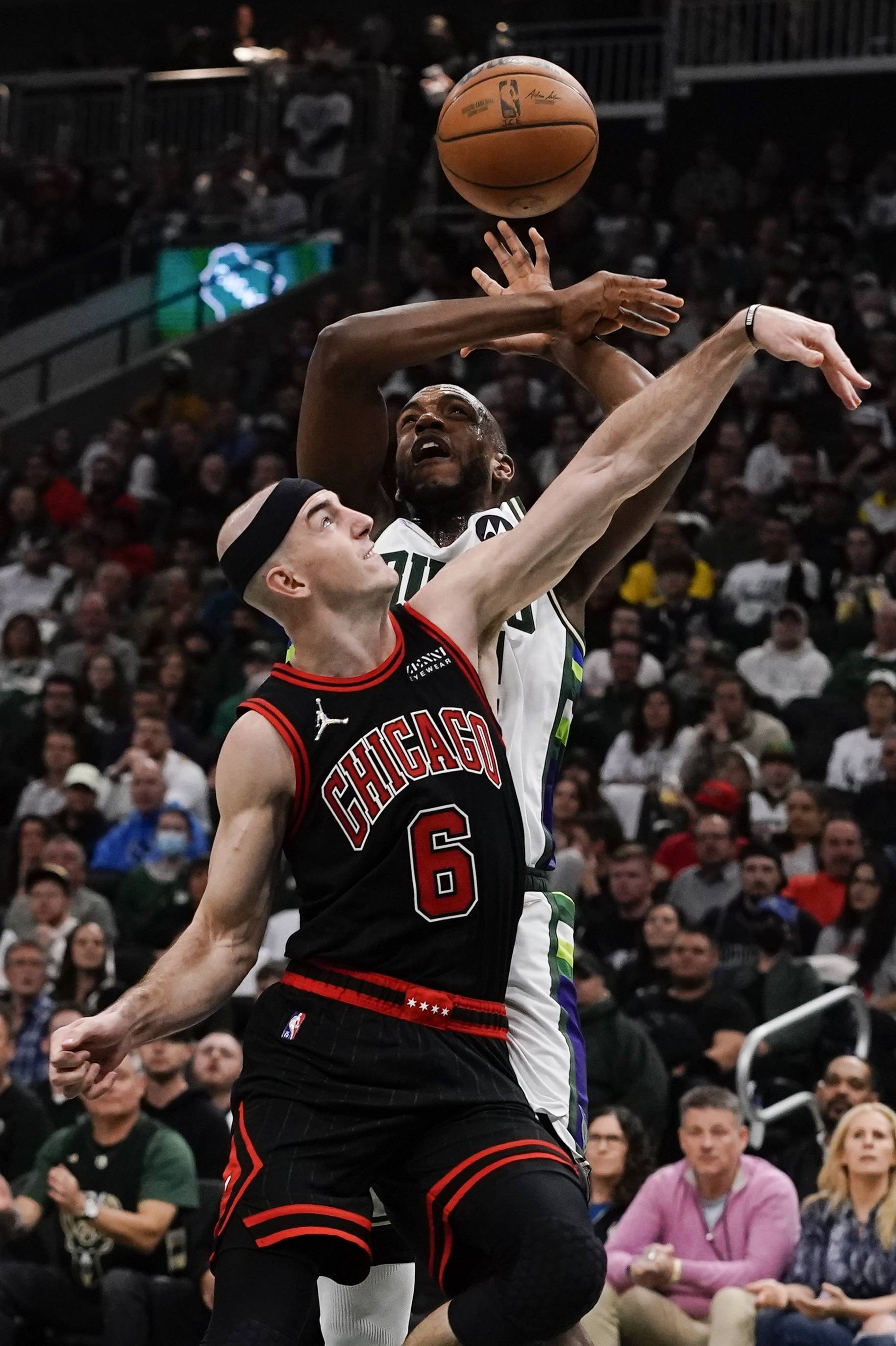 芝加哥公牛迎NBA季后赛关键赛，今夜战术微调，赛场秩序良好，赛程密集仍需轮换的简单介绍